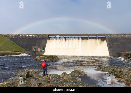 Un Walker jouit du Spectacle de débordement du réservoir vert vache à cause des fortes pluies apportées par Brian Storm, le 22 octobre 2017, Co Durham Teesdale Banque D'Images