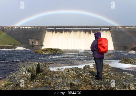 Un Walker jouit du Spectacle de débordement du réservoir vert vache à cause des fortes pluies apportées par Brian Storm, le 22 octobre 2017, Co Durham Teesdale Banque D'Images