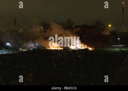 Cork, Irlande, 6 janvier 2019. Incendie dans l'arrêt Ballyvolane Site, la ville de Cork. Tôt ce soir la décharge illégale dans l'aire d'accueil a été fixée Ballyvolane descendre encore une fois. Malgré ce pas attraper pendant de nombreuses heures, l'incendie beugla fumée toxique dans les environs. C'est devenu une question controversée et régulière pour l'Ballyvolane où de nombreux habitants dont beaucoup sont de peur des répercussions d'élever leurs voix contre le problème. Que de 23 h 00 La ville de Cork Fire Brigade encore une fois arrivé sur les lieux pour tenter de mettre le feu sous contrôle. Credit : Damian Coleman/Alamy Live News Banque D'Images