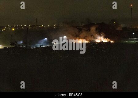 Cork, Irlande, 6 janvier 2019. Incendie dans l'arrêt Ballyvolane Site, la ville de Cork. Tôt ce soir la décharge illégale dans l'aire d'accueil a été fixée Ballyvolane descendre encore une fois. Malgré ce pas attraper pendant de nombreuses heures, l'incendie beugla fumée toxique dans les environs. C'est devenu une question controversée et régulière pour l'Ballyvolane où de nombreux habitants dont beaucoup sont de peur des répercussions d'élever leurs voix contre le problème. Que de 23 h 00 La ville de Cork Fire Brigade encore une fois arrivé sur les lieux pour tenter de mettre le feu sous contrôle. Credit : Damian Coleman/Alamy Live News Banque D'Images