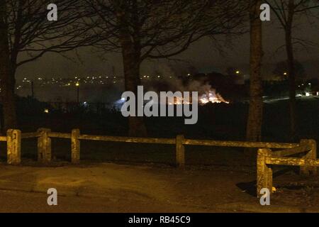 Cork, Irlande, 6 janvier 2019. Incendie dans l'arrêt Ballyvolane Site, la ville de Cork. Tôt ce soir la décharge illégale dans l'aire d'accueil a été fixée Ballyvolane descendre encore une fois. Malgré ce pas attraper pendant de nombreuses heures, l'incendie beugla fumée toxique dans les environs. C'est devenu une question controversée et régulière pour l'Ballyvolane où de nombreux habitants dont beaucoup sont de peur des répercussions d'élever leurs voix contre le problème. Que de 23 h 00 La ville de Cork Fire Brigade encore une fois arrivé sur les lieux pour tenter de mettre le feu sous contrôle. Credit : Damian Coleman/Alamy Live News Banque D'Images