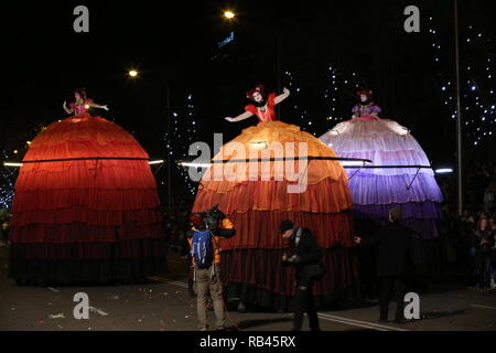 Madrid, Madrid, Espagne. 5e Jan, 2019. Un grand défilé de danseurs avec beaucoup de costumes vu pendant l'événement.Peuple réuni avec la famille et les enfants pour les trois rois de l'Orient Madrid 2019, ceux-ci viennent avec plus de huit chars et trois membres de la famille royale, deux mille personnes qui forment le grand cortège, accompagné de quatre entreprises internationales que distribuer des cadeaux et des illusions. Crédit : Mario Roldan SOPA/Images/ZUMA/Alamy Fil Live News Banque D'Images