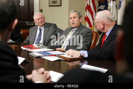 Washington, DISTRICT DE COLUMBIA, Etats-Unis. 29 janvier, 2007. Le président américain George W. Bush (C) parle à la presse après une réunion avec des membres d'assurer l'avenir énergétique de l'Amérique dans la Roosevelt Room de la Maison Blanche à Washington, DC Le lundi 29 janvier 2007. Bush est flanquée par Herb Kelleher (L), Président exécutif de Southwest Airlines Company, Bush, et du Corps des Marines à la retraite général P.X. Dpa Picture-Alliance Kelley. OUT Crédit : Matthieu Cavanaugh/CNP/ZUMA/Alamy Fil Live News Banque D'Images