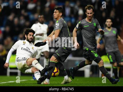 Madrid, Espagne. 6 janvier, 2019. Citp du Real Madrid (1re L) rivalise avec la Real Sociedad Hector Moreno (2e L) au cours de l'espagnol La Liga match de football entre le Real Madrid et Real Sociedad à Madrid, Espagne, le 6 janvier 2019. Le Real Madrid a perdu 0-2. Credit : Guo Qiuda/Xinhua/Alamy Live News Banque D'Images