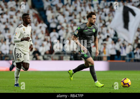 Madrid, Espagne. 6 janvier 2019. Vinicius Jr. du Real Madrid et Real Sociedad Adnan Januzaj, au cours de la Liga match entre le Real Madrid et Real Sociedad à Santiago Bernabeu à Madrid. (Score final : Real Madrid 0 - 2 Real Sociedad) Credit : SOPA/Alamy Images Limited Live News Banque D'Images