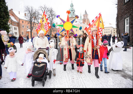 Cracovie, Pologne. 6 janvier 2019. Des centaines de personnes sont considérées comme ils prennent part à la cortège, le rouge symbolisant l'Europe, au cours de l'Epiphanie célébrations au château de Wawel. Credit : SOPA/Alamy Images Limited Live News Banque D'Images