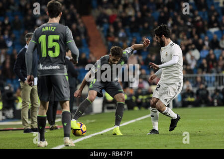 Madrid, Espagne. 6 janvier, 2019. Real Madrid's Alarcon Francisco isco' et 'Real Sociedad's Adnan Januzaj durant la Liga match entre le Real Madrid et Real Sociedad à Santiago Bernabeu à Madrid. Legan Crédit : P. Mace/SOPA Images/ZUMA/Alamy Fil Live News Banque D'Images