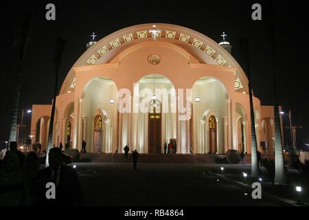 Le Caire, Égypte. 1er juillet 2019. Une vue extérieure de la cathédrale de la Nativité du Christ, la plus grande cathédrale dans le Moyen-Orient, dans la nouvelle capitale administrative au cours de la veille de Noël orthodoxe copte Messe. crédit : Ahmed Abdelfattah/dpa/Alamy Live News Banque D'Images