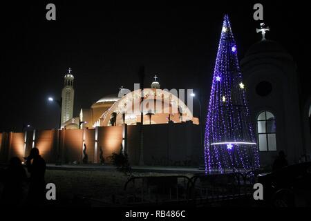 Le Caire, Égypte. 1er juillet 2019. Une vue extérieure de la cathédrale de la Nativité du Christ, la plus grande cathédrale dans le Moyen-Orient, dans la nouvelle capitale administrative au cours de la veille de Noël orthodoxe copte Messe. crédit : Ahmed Abdelfattah/dpa/Alamy Live News Banque D'Images