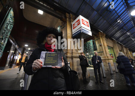 Glasgow, Ecosse, UK.7 janvier 2019. Leader travailliste écossais - Richard Leonard MSP et stations de train a frappé les militants à travers l'Ecosse aujourd'hui, comme le parti des campagnes sur sa politique de propriété publique. Le parti renforce sa campagne sur la propriété publique comme les gens de partout l'Ecosse commencent leur première semaine complète au travail après les fêtes de fin d'année. Les prix ont augmenté ce mois-ci que la SNP ministres ignoré le plan de travail pour un gel des tarifs dans le budget de l'Écossais. Crédit : Colin Fisher/Alamy Live News Banque D'Images