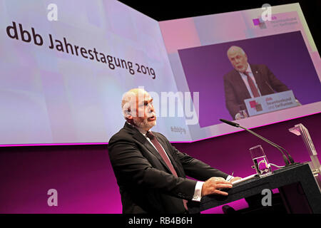 07 janvier 2019, en Rhénanie du Nord-Westphalie, Köln : Ulrich Silberbach, Président fédéral de la Deutscher Beamtenbund (dbb), prend la parole à la suite de la 60e réunion annuelle de la dbb beamtenbund et l'Tarifunion. Photo : Oliver Berg/dpa Banque D'Images