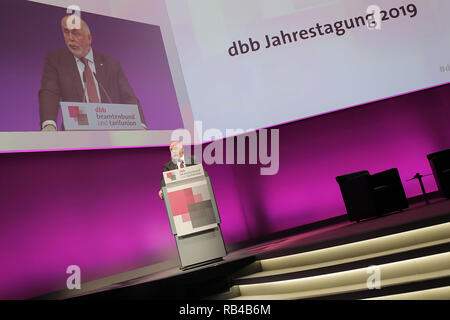 07 janvier 2019, en Rhénanie du Nord-Westphalie, Köln : Ulrich Silberbach, Président fédéral de la Deutscher Beamtenbund (dbb), prend la parole à la suite de la 60e réunion annuelle de la dbb beamtenbund et l'Tarifunion. Photo : Oliver Berg/dpa Banque D'Images