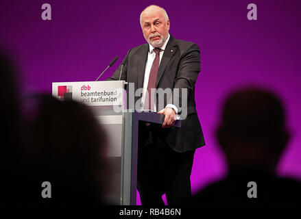 07 janvier 2019, en Rhénanie du Nord-Westphalie, Köln : Ulrich Silberbach, Président fédéral de la Deutscher Beamtenbund (dbb), prend la parole à la suite de la 60e réunion annuelle de la dbb beamtenbund et l'Tarifunion. Photo : Oliver Berg/dpa Banque D'Images