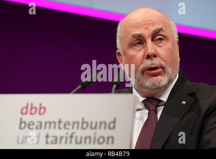 07 janvier 2019, en Rhénanie du Nord-Westphalie, Köln : Ulrich Silberbach, Président fédéral de la Deutscher Beamtenbund (dbb), prend la parole à la suite de la 60e réunion annuelle de la dbb beamtenbund et l'Tarifunion. Photo : Oliver Berg/dpa Banque D'Images