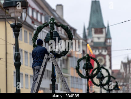 Freiburg, Allemagne. 07Th Jan, 2019. Un artisan supprime les décorations de Noël de la rue lampes dans la zone piétonne. Crédit : Patrick Seeger/dpa/Alamy Live News Banque D'Images