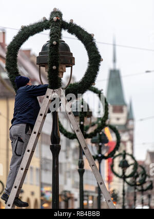 Freiburg, Allemagne. 07Th Jan, 2019. Un artisan supprime les décorations de Noël de la rue lampes dans la zone piétonne. Crédit : Patrick Seeger/dpa/Alamy Live News Banque D'Images