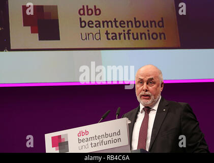 07 janvier 2019, en Rhénanie du Nord-Westphalie, Köln : Ulrich Silberbach, Président fédéral de la Deutscher Beamtenbund (dbb), prend la parole à la suite de la 60e réunion annuelle de la dbb beamtenbund et l'Tarifunion. Photo : Oliver Berg/dpa Banque D'Images