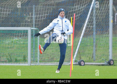 Zuzenhausen (, Allemagne. 07Th Jan, 2019. Soccer : la Bundesliga, le TSG 1899 Hoffenheim, formation sur un terrain de sport du centre de formation. L'entraîneur de Julian Nagelsmann Hoffenheim joue un ballon. Credit : Uwe Anspach/dpa/Alamy Live News Banque D'Images