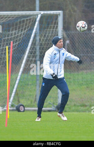 Zuzenhausen (, Allemagne. 07Th Jan, 2019. Soccer : la Bundesliga, le TSG 1899 Hoffenheim, formation sur un terrain de sport du centre de formation. L'entraîneur de Julian Nagelsmann Hoffenheim joue un ballon. Credit : Uwe Anspach/dpa/Alamy Live News Banque D'Images