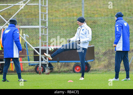 Zuzenhausen (, Allemagne. 07Th Jan, 2019. Soccer : la Bundesliga, le TSG 1899 Hoffenheim, formation sur un terrain de sport du centre de formation. L'entraîneur de Hoffenheim Julian Nagelsmann (M) joue une balle. Credit : Uwe Anspach/dpa/Alamy Live News Banque D'Images