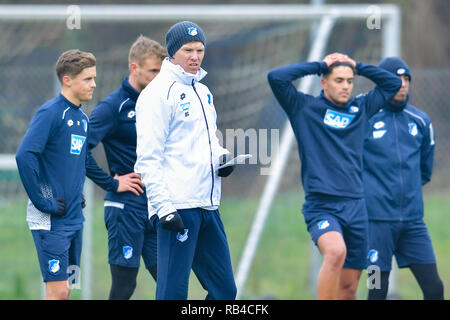 Zuzenhausen (, Allemagne. 07Th Jan, 2019. Soccer : la Bundesliga, le TSG 1899 Hoffenheim, formation sur un terrain de sport du centre de formation. L'entraîneur de Hoffenheim Julian Nagelsmann (M) est sur le terrain avec les joueurs. Credit : Uwe Anspach/dpa/Alamy Live News Banque D'Images
