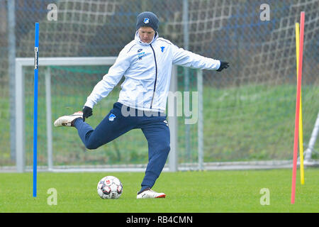 Zuzenhausen (, Allemagne. 07Th Jan, 2019. Soccer : la Bundesliga, le TSG 1899 Hoffenheim, formation sur un terrain de sport du centre de formation. L'entraîneur de Julian Nagelsmann Hoffenheim joue un ballon. Credit : Uwe Anspach/dpa/Alamy Live News Banque D'Images