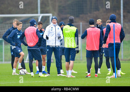 Zuzenhausen (, Allemagne. 07Th Jan, 2019. Soccer : la Bundesliga, le TSG 1899 Hoffenheim, formation sur un terrain de sport du centre de formation. L'entraîneur de Hoffenheim Julian Nagelsmann (M) les gestes. Credit : Uwe Anspach/dpa/Alamy Live News Banque D'Images
