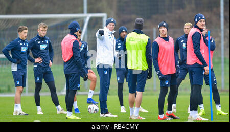 Zuzenhausen (, Allemagne. 07Th Jan, 2019. Soccer : la Bundesliga, le TSG 1899 Hoffenheim, formation sur un terrain de sport du centre de formation. L'entraîneur de Hoffenheim Julian Nagelsmann (M) les gestes. Credit : Uwe Anspach/dpa/Alamy Live News Banque D'Images