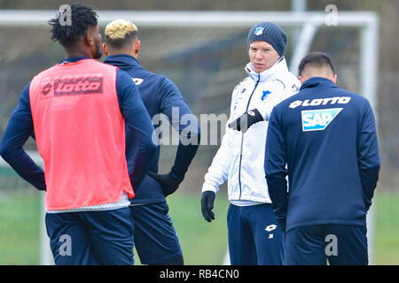 Zuzenhausen (, Allemagne. 07Th Jan, 2019. Soccer : la Bundesliga, le TSG 1899 Hoffenheim, formation sur un terrain de sport du centre de formation. Le formateur de Julian Nagelsmann Hoffenheim (2e à partir de la droite) les gestes. Credit : Uwe Anspach/dpa/Alamy Live News Banque D'Images