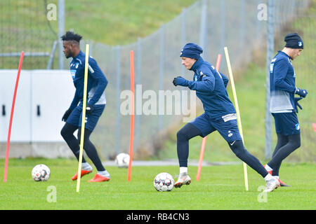 Zuzenhausen (, Allemagne. 07Th Jan, 2019. Soccer : la Bundesliga, le TSG 1899 Hoffenheim, formation sur un terrain de sport du centre de formation. Hoffenheim's Nico Schulz (M) joue la balle. Credit : Uwe Anspach/dpa/Alamy Live News Banque D'Images