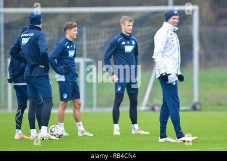 Zuzenhausen (, Allemagne. 07Th Jan, 2019. Soccer : la Bundesliga, le TSG 1899 Hoffenheim, formation sur un terrain de sport du centre de formation. L'entraîneur de Hoffenheim Julian Nagelsmann (r) est sur le terrain avec les joueurs. Credit : Uwe Anspach/dpa/Alamy Live News Banque D'Images