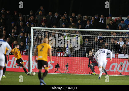 Newport, Royaume-Uni. 06 Jan, 2019. Padraig Amond du comté de Newport (l) marque son 2e but de l'équipe une pénalité passé Leicester City gardien Danny Ward .l'unis en FA Cup, 3ème tour, Newport county v Leicester City à Rodney Parade à Newport, Pays de Galles le dimanche 6 janvier 2019. Ce droit ne peut être utilisé qu'à des fins rédactionnelles. Usage éditorial uniquement, licence requise pour un usage commercial. Aucune utilisation de pari, de jeux ou d'un seul club/ligue/dvd publications. Photos par Andrew Andrew/Verger Verger la photographie de sport/Alamy live news Crédit : Andrew Orchard la photographie de sport/Alamy Live News Banque D'Images