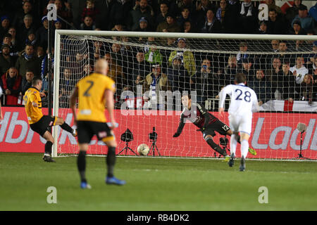 Newport, Royaume-Uni. 06 Jan, 2019. Padraig Amond du comté de Newport (l) marque son 2e but de l'équipe une pénalité passé Leicester City gardien Danny Ward .l'unis en FA Cup, 3ème tour, Newport county v Leicester City à Rodney Parade à Newport, Pays de Galles le dimanche 6 janvier 2019. Ce droit ne peut être utilisé qu'à des fins rédactionnelles. Usage éditorial uniquement, licence requise pour un usage commercial. Aucune utilisation de pari, de jeux ou d'un seul club/ligue/dvd publications. Photos par Andrew Andrew/Verger Verger la photographie de sport/Alamy live news Crédit : Andrew Orchard la photographie de sport/Alamy Live News Banque D'Images