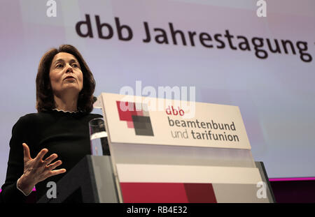 07 janvier 2019, en Rhénanie du Nord-Westphalie, Köln : Katarina Orge (SPD), Ministre de la Justice, prend la parole à la réunion annuelle de l'Association allemande des fonctionnaires (DBB). Photo : Oliver Berg/dpa Banque D'Images