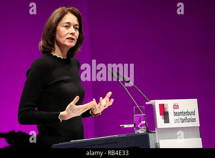 07 janvier 2019, en Rhénanie du Nord-Westphalie, Köln : Katarina Orge (SPD), Ministre de la Justice, parle à la poursuite de la 60e réunion annuelle de l'Association des fonctionnaires DBB et l'Union européenne de la négociation collective. Photo : Oliver Berg/dpa Banque D'Images