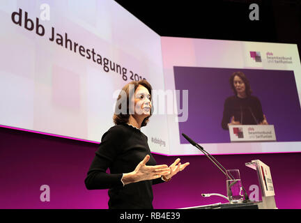 07 janvier 2019, en Rhénanie du Nord-Westphalie, Köln : Katarina Orge (SPD), Ministre de la Justice, parle à la poursuite de la 60e réunion annuelle de l'Association des fonctionnaires DBB et l'Union européenne de la négociation collective. Photo : Oliver Berg/dpa Banque D'Images