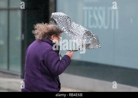 Parasols endommagés, cassés, tordus, rentrés par de forts vents.Humide et venteux dans le centre-ville.D'autres averses lourdes sont attendues avec des vents violents et violents.Preston, Lancashire, Royaume-Uni.7th janvier 2019.Météo Royaume-Uni. Banque D'Images