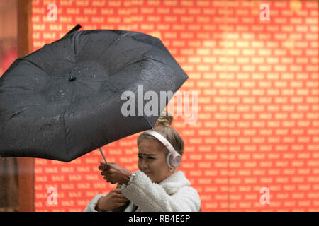 Preston, Lancashire, Royaume-Uni. Jan 7, 2019. Météo britannique. Windy & humide dans le centre-ville. D'autres averses sont attendues avec un vent soufflant en rafales,. Crédit ; Crédit : MediaWorldImages/Alamy Live News Banque D'Images