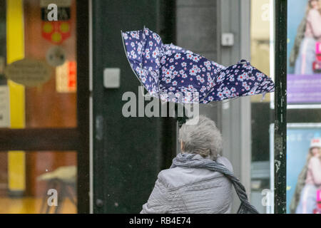 Parasols endommagés, cassés, tordus, rentrés par de forts vents.Humide et venteux dans le centre-ville.D'autres averses lourdes sont attendues avec des vents violents et violents.Preston, Lancashire, Royaume-Uni.7th janvier 2019.Météo Royaume-Uni. Banque D'Images