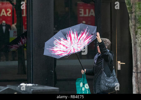 Parasols endommagés, cassés, tordus, rentrés par de forts vents.Humide et venteux dans le centre-ville.D'autres averses lourdes sont attendues avec des vents violents et violents.Preston, Lancashire, Royaume-Uni.7th janvier 2019.Météo Royaume-Uni. Banque D'Images