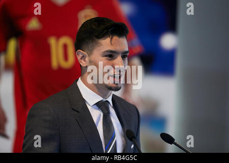 Brahim Diaz vu parler au cours de sa présentation officielle en tant que joueur de football du Real Madrid au Santiago Bernabeu à Madrid. Banque D'Images