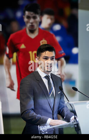 Brahim Diaz vu parler au cours de sa présentation officielle en tant que joueur de football du Real Madrid au Santiago Bernabeu à Madrid. Banque D'Images