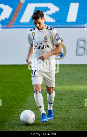 Brahim Diaz vu poser lors de sa présentation officielle en tant que joueur de football du Real Madrid au Santiago Bernabeu à Madrid. Banque D'Images