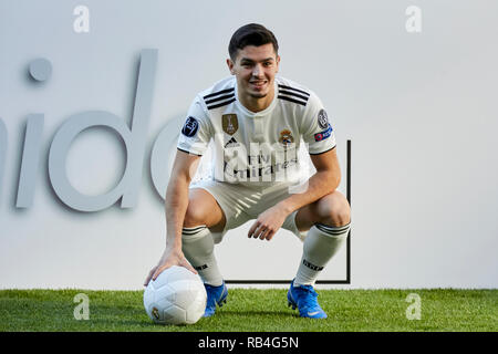 Brahim Diaz vu poser lors de sa présentation officielle en tant que joueur de football du Real Madrid au Santiago Bernabeu à Madrid. Banque D'Images