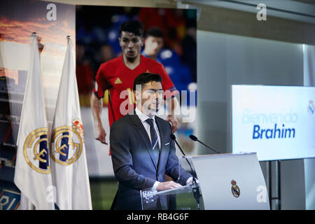 Brahim Diaz vu parler au cours de sa présentation officielle en tant que joueur de football du Real Madrid au Santiago Bernabeu à Madrid. Banque D'Images