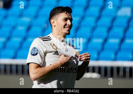 Brahim Diaz vu poser lors de sa présentation officielle en tant que joueur de football du Real Madrid au Santiago Bernabeu à Madrid. Banque D'Images