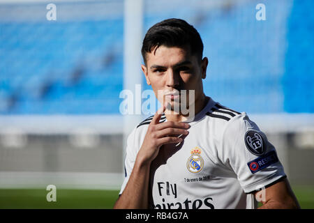 Brahim Diaz vu poser lors de sa présentation officielle en tant que joueur de football du Real Madrid au Santiago Bernabeu à Madrid. Banque D'Images