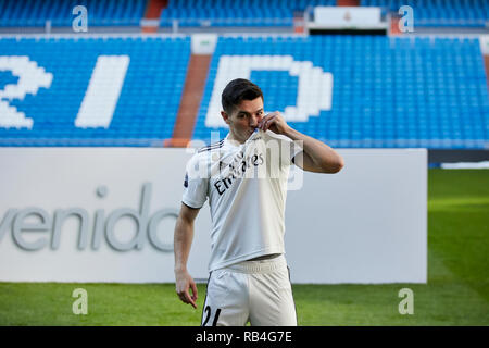 Brahim Diaz vu poser lors de sa présentation officielle en tant que joueur de football du Real Madrid au Santiago Bernabeu à Madrid. Banque D'Images