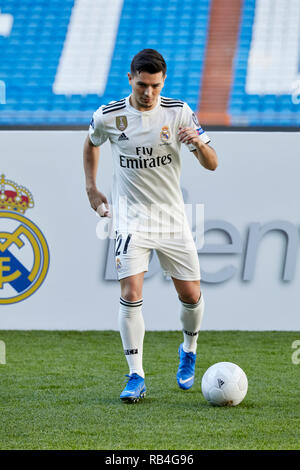 Brahim Diaz vu poser lors de sa présentation officielle en tant que joueur de football du Real Madrid au Santiago Bernabeu à Madrid. Banque D'Images