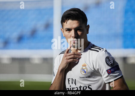 Madrid, Espagne. Jan 7, 2019. Brahim Diaz vu poser lors de sa présentation officielle en tant que joueur de football du Real Madrid au Santiago Bernabeu à Madrid. Legan Crédit : P. Mace/SOPA Images/ZUMA/Alamy Fil Live News Banque D'Images